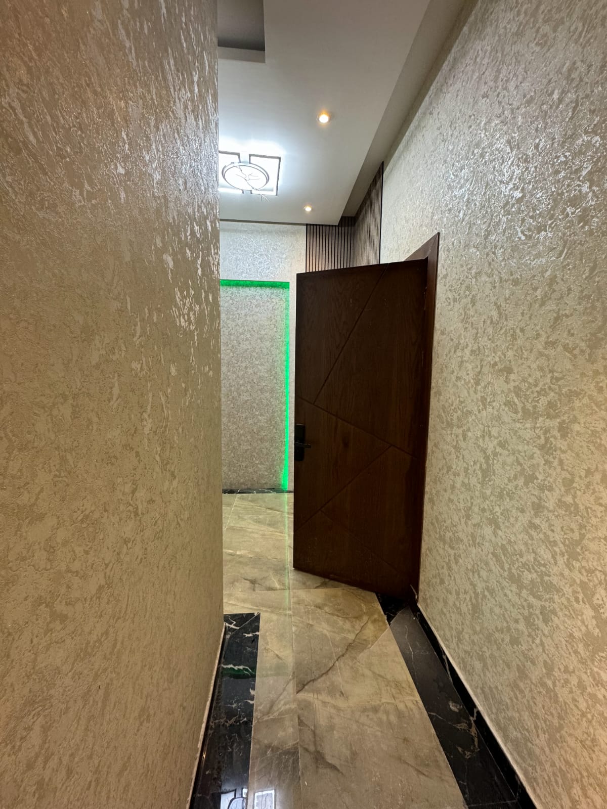 تصميم داخلي مع إضاءة LED وديكورات خشبية